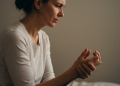 Crampi alle mani: cause, rimedi immediati e come prevenirli