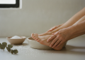 auto-piedi-in-estate-come-prendersene-cura-quando-fa-caldo-1787796320387.png